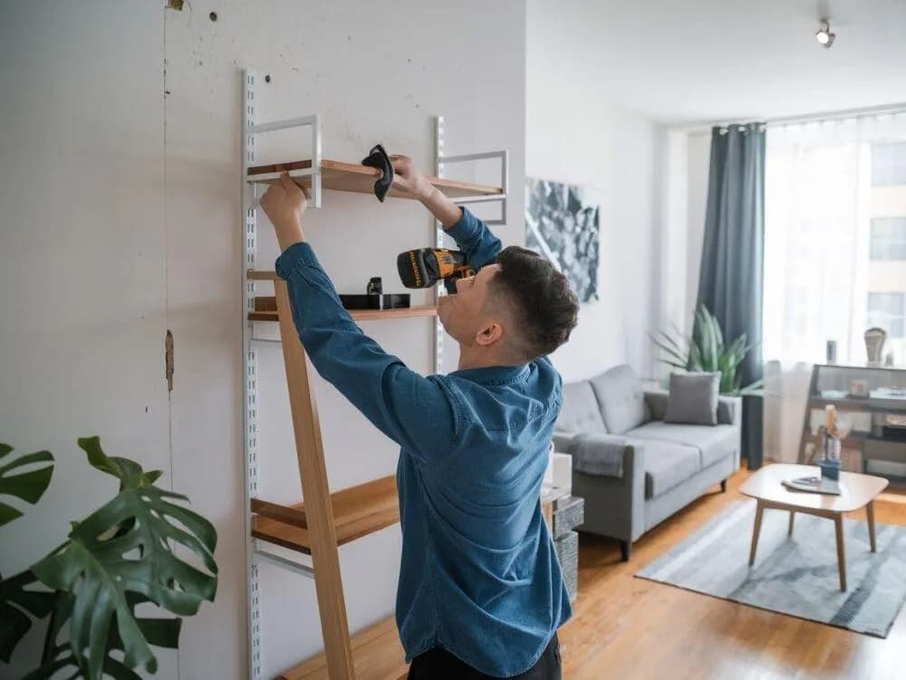 Jak bezpiecznie przymocować regał do ściany i uniknąć przewrócenia – krok po kroku