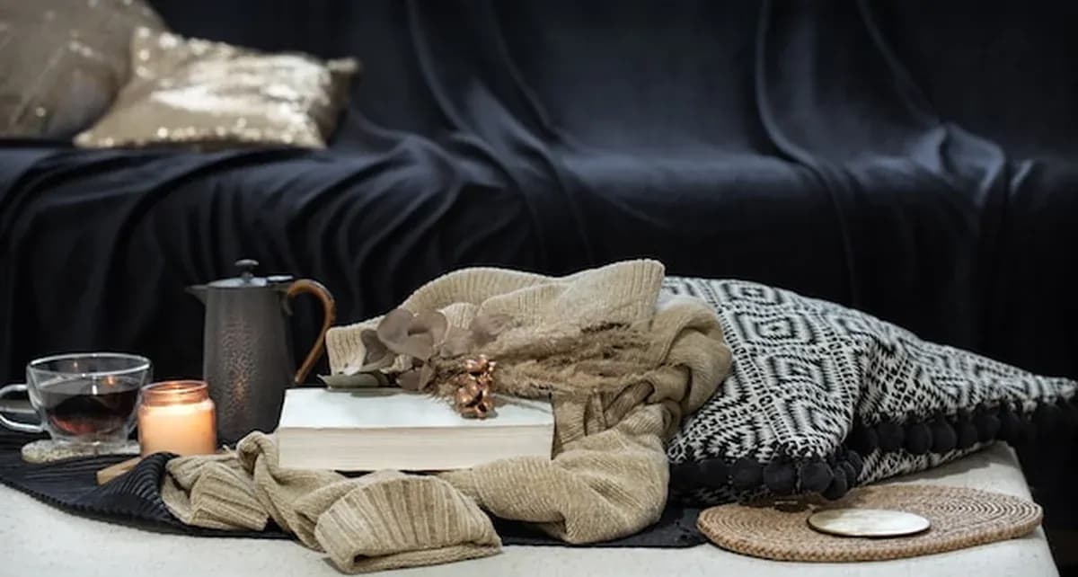 Jak dobrać idealne poduszki do ciemnoszarej kanapy? Praktyczne porady i inspiracje