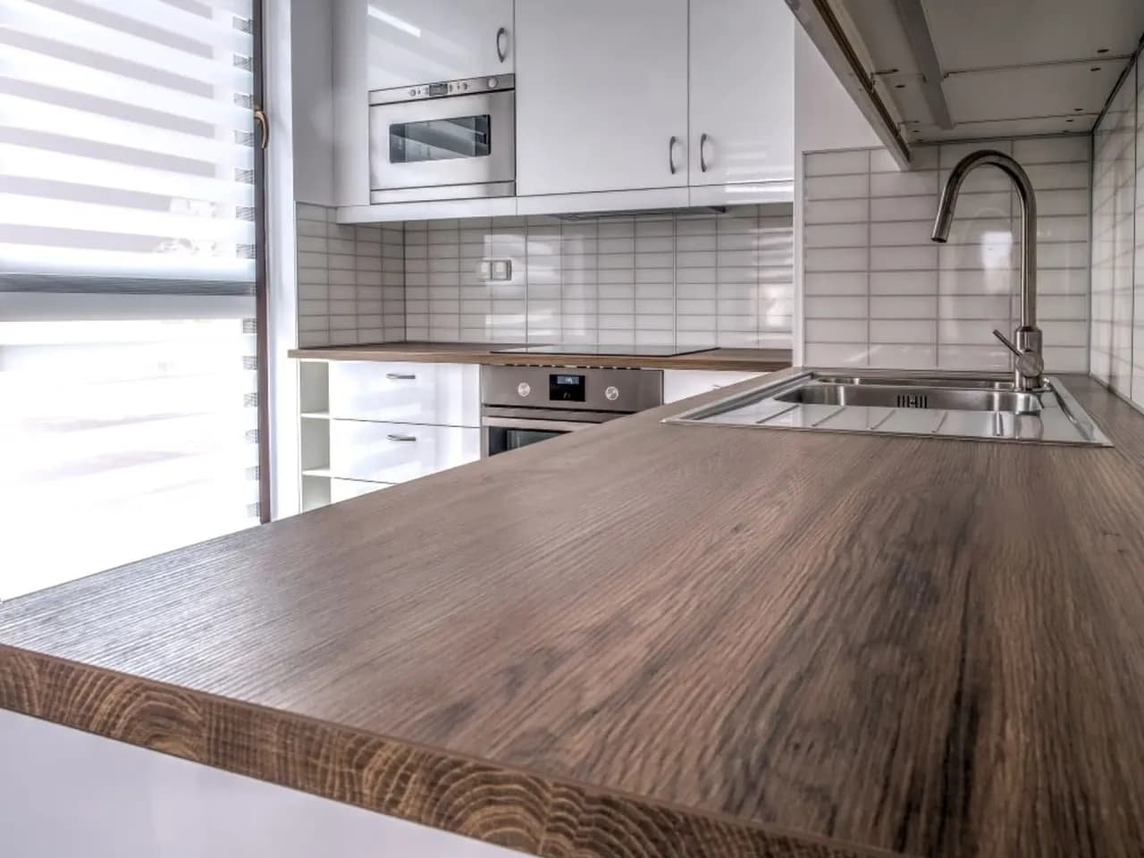 Ile powinien wystawać blat w kuchni? Optymalne wymiary dla wygody i funkcjonalności