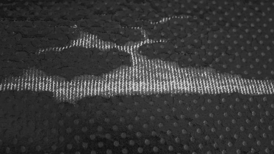 Jak łatwo zaszyć dziurę w kanapie i uniknąć kosztownych napraw w domu