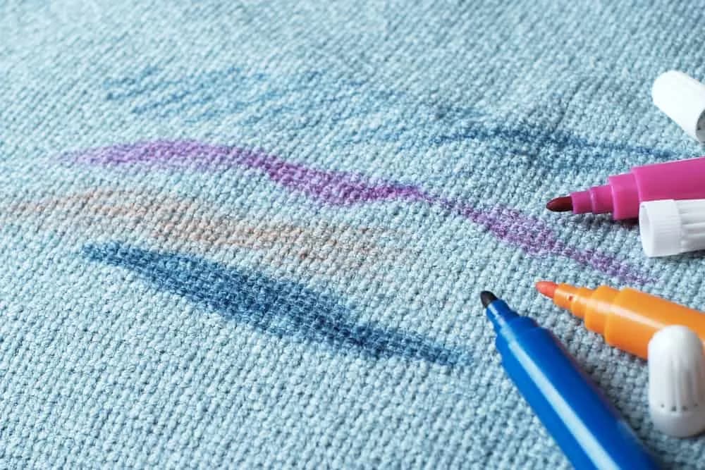 Jak skutecznie usunąć plamy z długopisu z kanapy bez uszkodzenia tkaniny