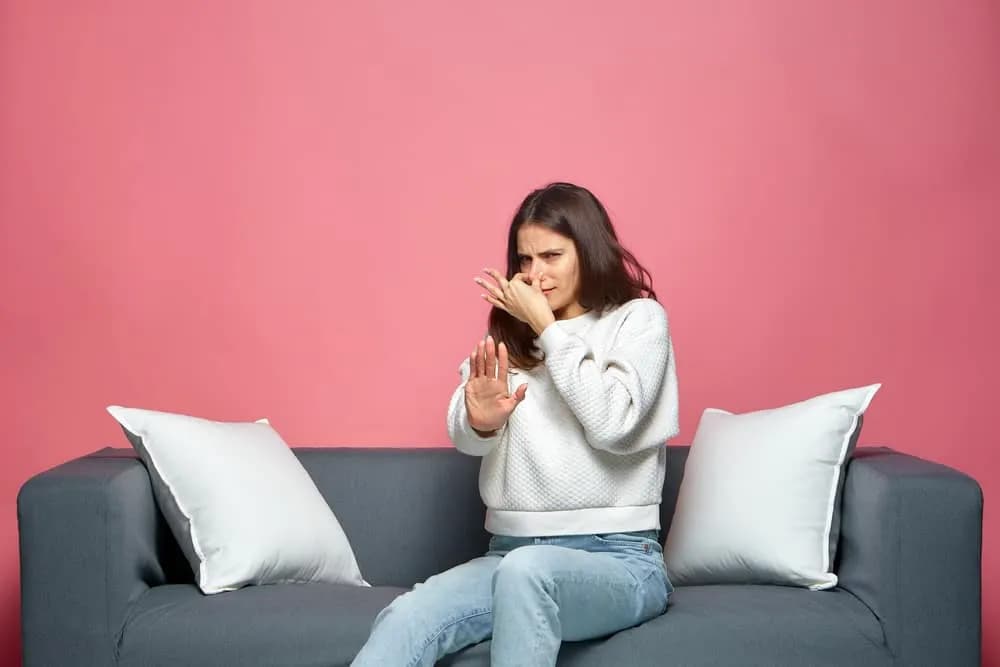 Skuteczne sposoby na usunięcie zapachu stęchlizny z kanapy – domowe triki i porady