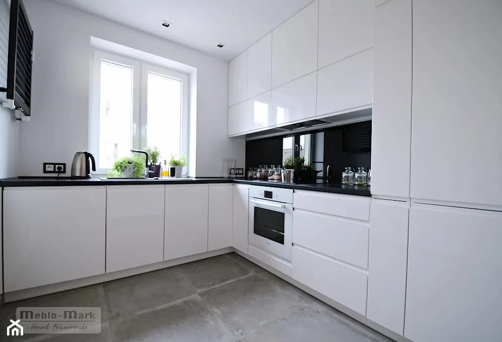 Biała kuchnia z czarnym blatem: jak wybrać idealną podłogę bez błędów