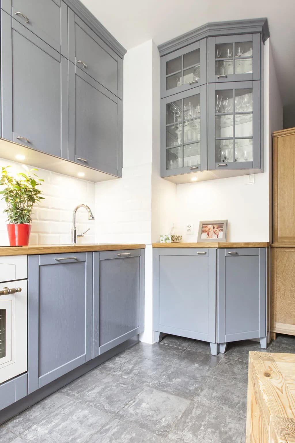 Jaki blat wybrać do szarych mebli kuchennych? Sprawdź najlepsze opcje i uniknij błędów!