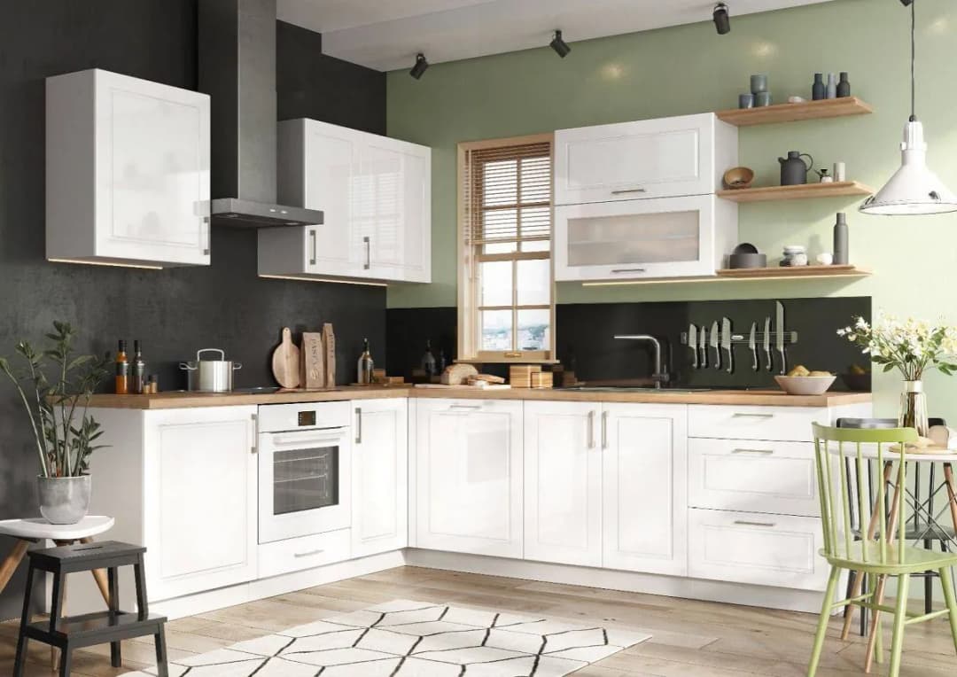 Jak prawidłowo zamontować szafki nad blatem? Optymalna wysokość i praktyczne porady