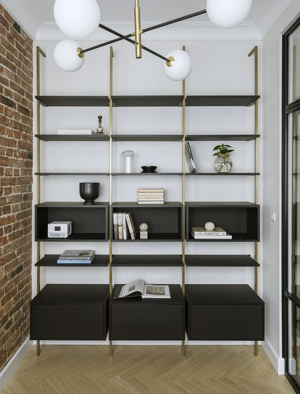 Jak skutecznie zasłonić otwarty regał? Proste i modne rozwiązania dla każdego wnętrza