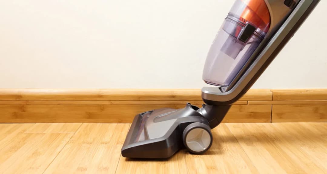 Jak wybrać najlepszy odkurzacz do drewnianej podłogi, który jej nie zniszczy?