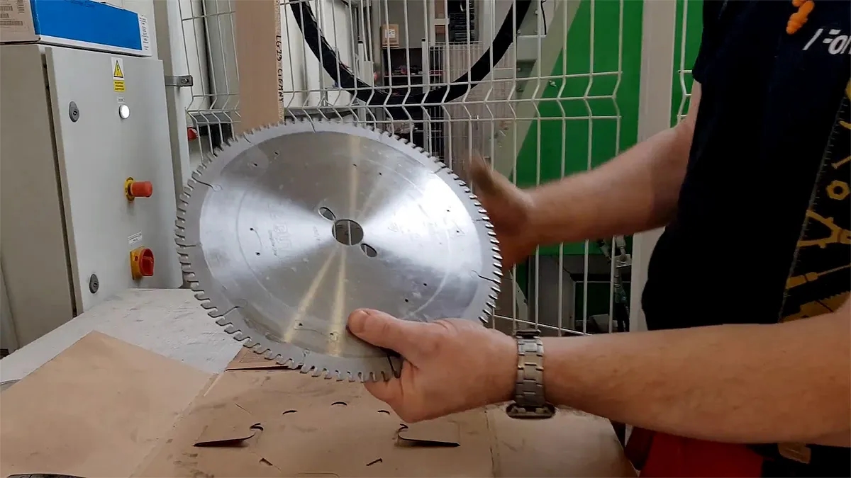 Jak bezpiecznie ciąć blat kuchenny? Najlepsze narzędzia i sprawdzone metody