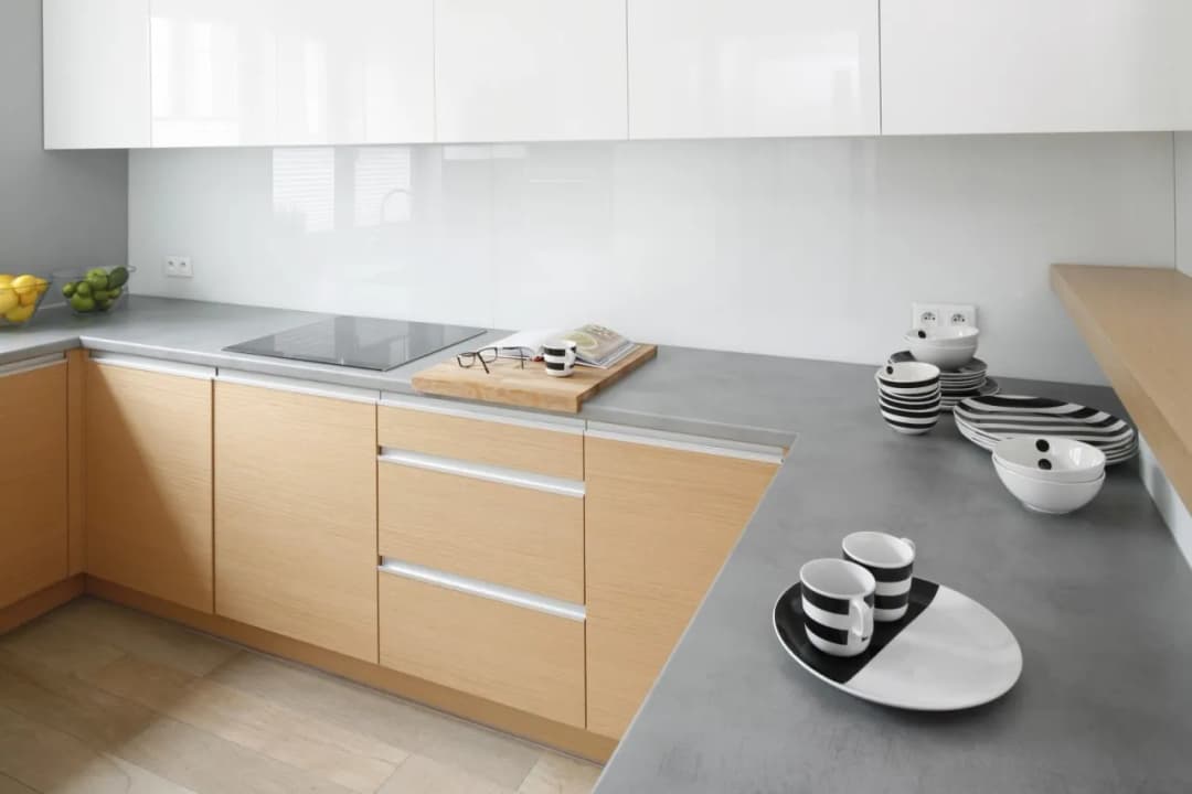 Alternatywy dla płytek w kuchni nad blatem – co wybrać zamiast ceramiki?
