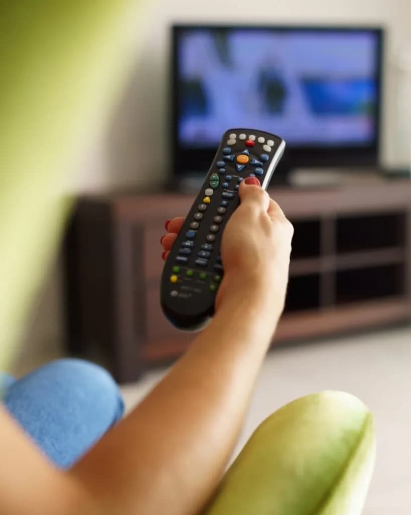 Jak daleko ustawić telewizor od kanapy, aby uniknąć zmęczenia oczu i cieszyć się komfortem?