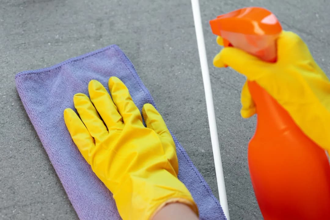 Jak skutecznie czyścić blaty kuchenne i uniknąć trwałych uszkodzeń